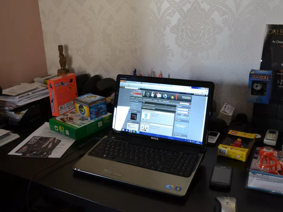 Home office szotyival, körömlakkal