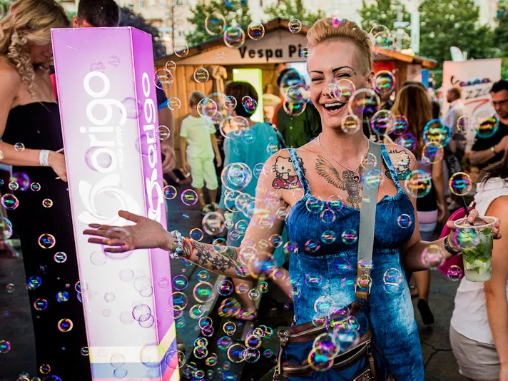 Buborékos borokkal kínált az Origo