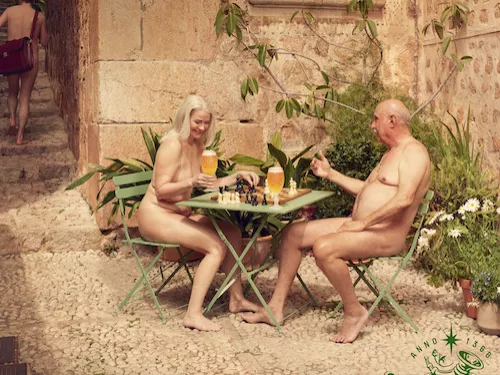 Nudista reklámmal hirdeti a természetességet a Stella Artois