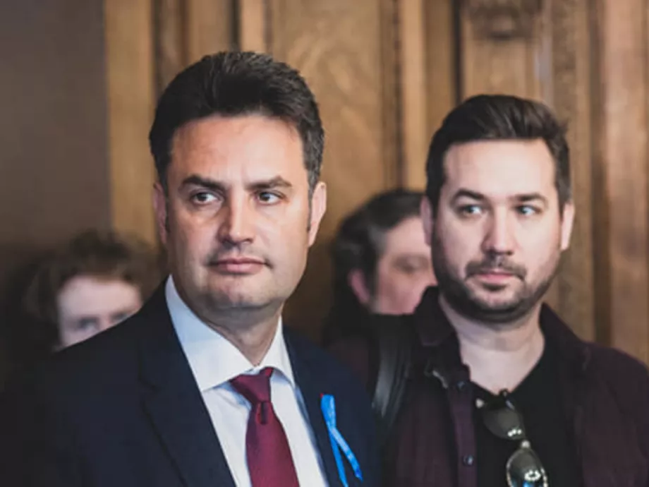 Hogyan szerződtetett reklámszakembereket az ellenzéki kampánystáb?
