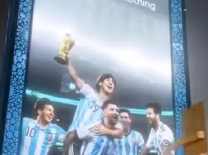 Hatalmas 3D-plakáttal tiszteleg Messi előtt az Adidas
