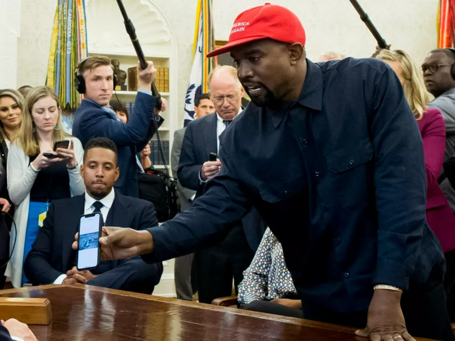 Újsághirdetésben szakítanának Kanye Westtel az ügyvédei