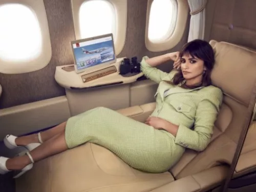 Penélope Cruz az Emirates A380-asán villantja meg tudását