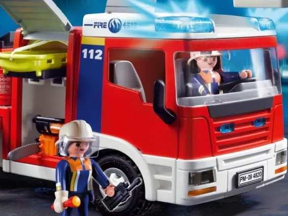 Playmobil-kiállítás és sok színház Rényi Ádámtól