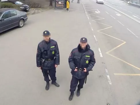 Ez a plakát Moszkvában elbújik, ha rendőröket lát