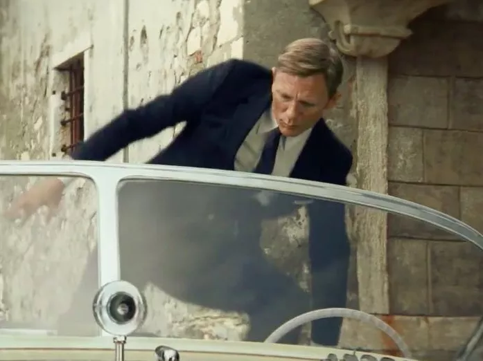 Bond, motorcsónakos üldözés, Heineken