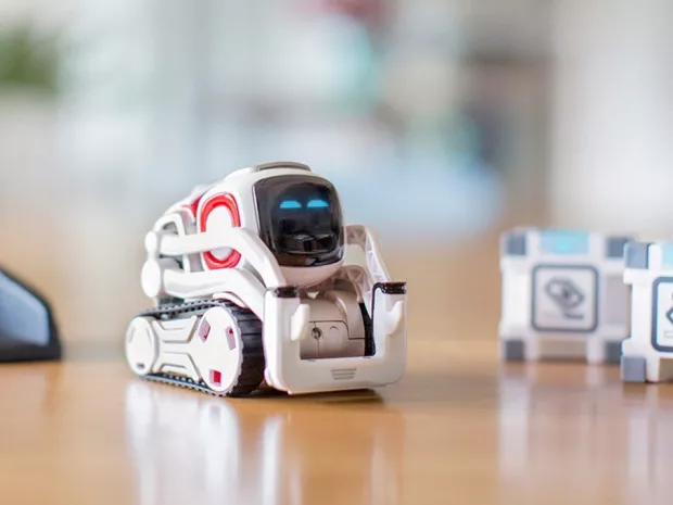 Házi kedvencként játszik Cozmo, az asztali minirobot