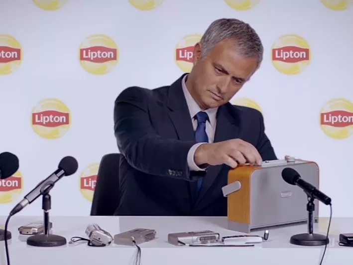 Hülye újságírói kérdésekre válaszolgat José Mourinho a Lipton reklámjaiban