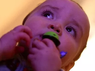 A csecsemőkori tévénézés néma gyereket nevel