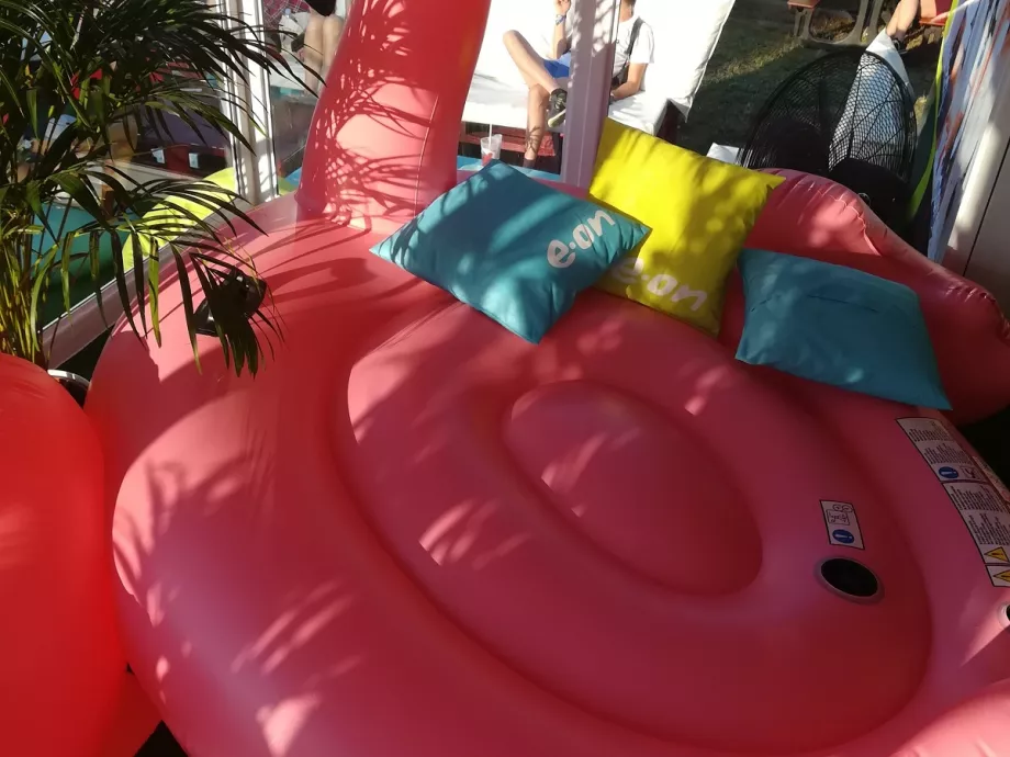 A Sound nagy kérdése: mennyit kell cipelni a vödrös koktélt a flamingó matracért?