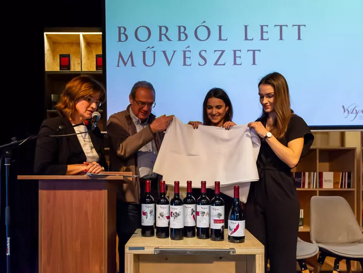 Cserna-Szabó, Grecsó és más kortárs írók szövegei ihlették a Vylyan palackjait
