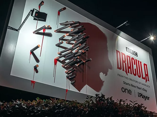 Csak éjjel fedi fel valódi értelmét a Dracula kültéri plakátja