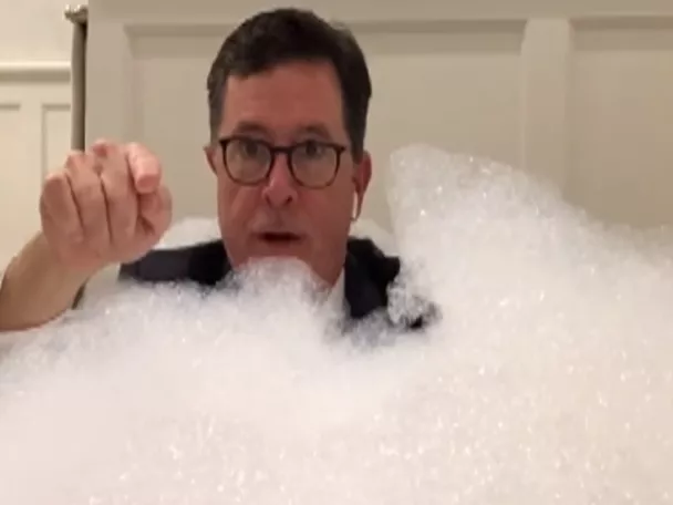 Stephen Colbert a fürdőkádjából vezette műsora különkiadását