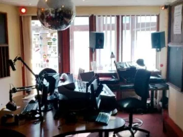 Kinyomták a Radiocafét