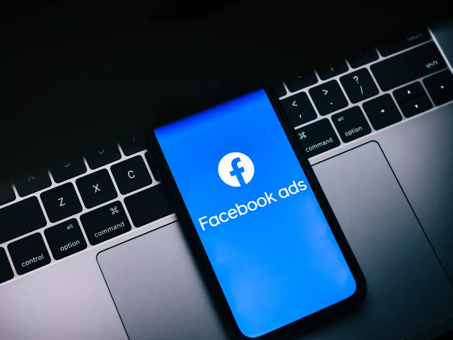 Újabb pofon a Facebooknak: Korlátozniuk kell a célzott hirdetésekhez használt adatmennyiséget