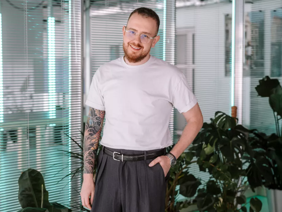 Influenszerek helyett valódi utazókra épít a Kiwi.com– Márkamegújításról Christophe Wechsler tartalmi & kreatív vezetővel