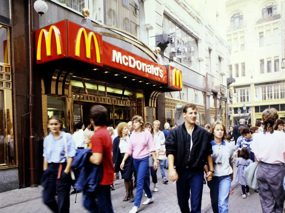 Bezár az első magyarországi McDonald's