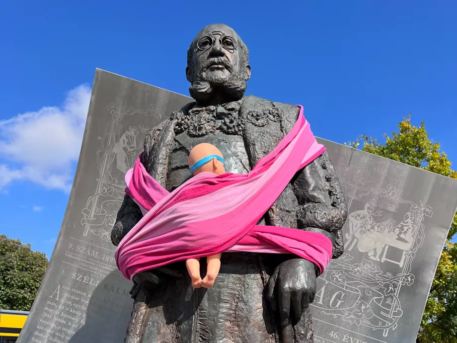 Rózsaszín hordozókendő Széll Kálmánon