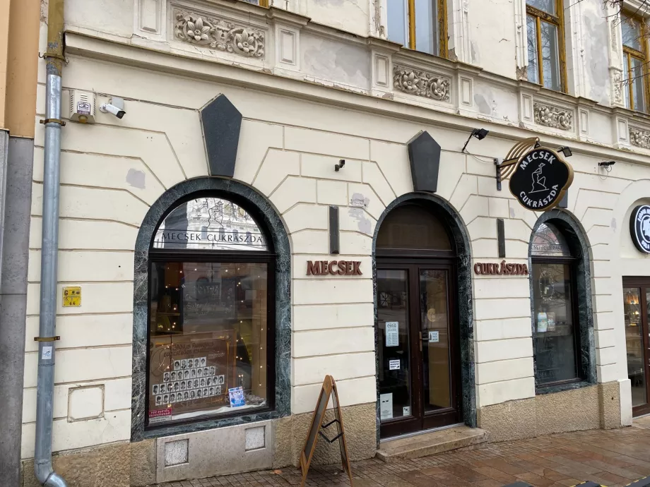 Különleges tablóképek tűntek fel Pécs utcáin