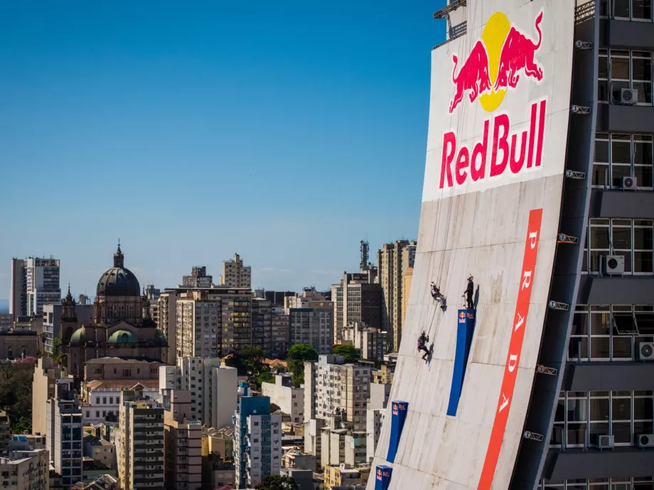 Red Bull és Prada: világcsúcsot döntöttek egy brazil felhőkarcolónál