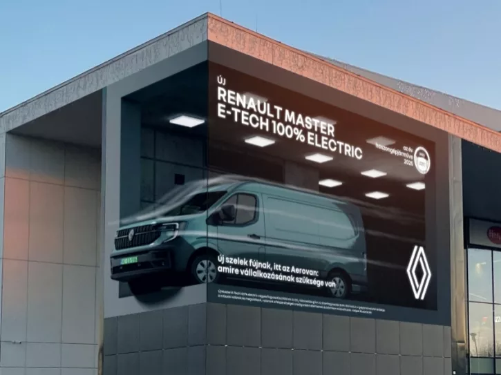 A Renault Master leugrik a Shopmark faláról