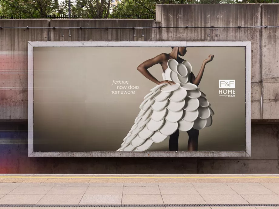 Ez a reklámos haute couture: tányér- és kanálruha a Tesco kampányában